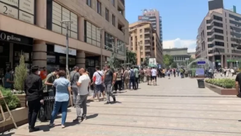 Հյուսիսային պողոտում կորոնավիրուսի դեմ պատվաստվելու համար անվերջ ձգվող հերթ է․ սպասում են Իրանից և Հնդկաստանից ժամանած հազարավոր մարդիկ