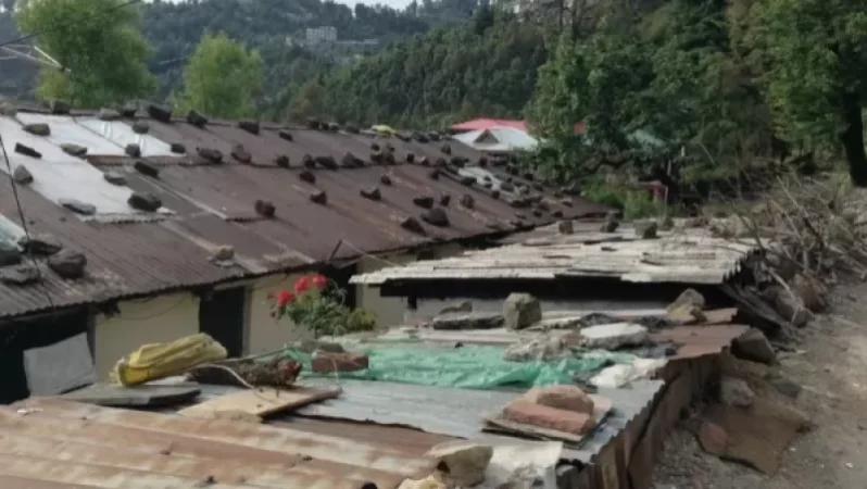 Քամու հետևանքով Երևանում վնասվել են տանիքների թիթեղներ, գովազդային վահանակներ և խողովակներ