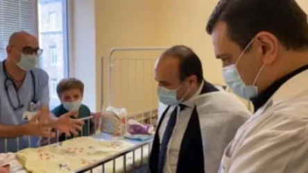 Սոցապնախարարի պաշտոնակատարն այցելել է Արցախի փողոցում թողնված փոքրիկին