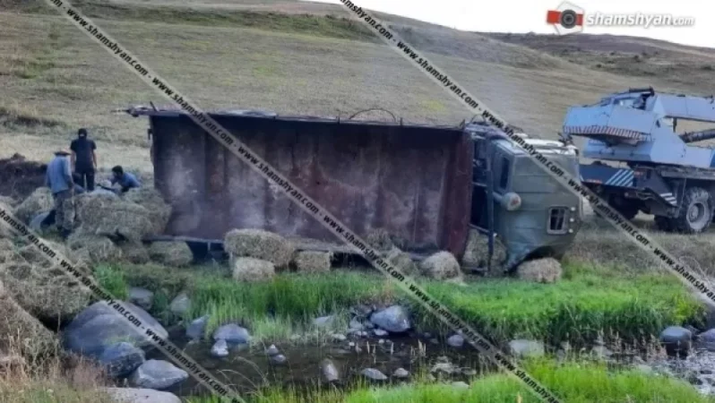 Մի քանի տոննա խոտի հակով բեռնված КАМАЗ-ը «Մանուշակի վանքի ձորում» կողաշրջվել է. կա վիրավոր