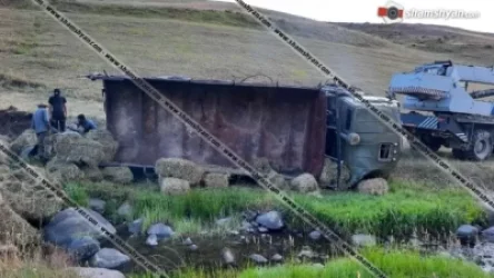 Մի քանի տոննա խոտի հակով բեռնված КАМАЗ-ը «Մանուշակի վանքի ձորում» կողաշրջվել է. կա վիրավոր