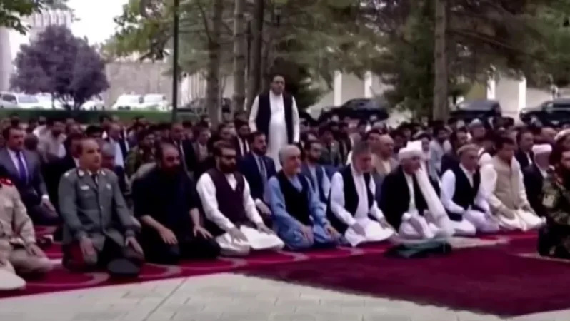 VIDEO: Muslims Do Not Discontinue Prayers During Missile Attack on Presidential Palace in Afghanistan