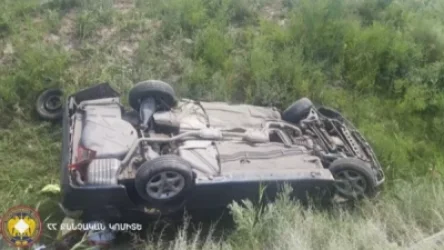 ՏԵՍԱՆՅՈՒԹ. Երասխ-Երևան ավտոճանապարհին «Մերսեդես» մակնիշի ավտոմեքենան դուրս է եկել ճանապարհի երթևեկելի գոտուց և շրջվել
