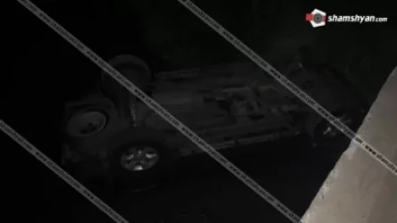 Toyota-ն Լանջազատ գյուղի հանգստյան տան մոտ կամրջից ընկել և գլխիվայր հայտնվել է «Ազատ» գետում