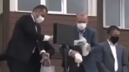 Էրդողանը հաց է շպրտում ջրհեղեղից տուժածներին