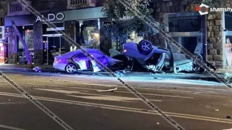 Խոշոր ավտովթար Երևանի կենտրոնում․ ավտոմեքենաներից 2-ը հայտնվել են մայթին, որոնցից մեկը՝ գլխիվայր