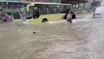 ՏԵՍԱՆՅՈՒԹ․ Բաթումում հեղեղվել են շենքերի առաջին հարկերը, քաղաքի բնակիչները չեն կարողանում դուրս գալ տներից