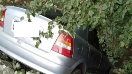 «Opel Astra G»-ին դիմացի կողմից կախվել է դեպի ձորակը
