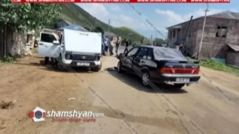 Two minors hospitalized following a car accident