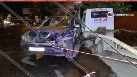 21-ամյա վարորդը BMW X5-ով բախվել է կայանված Mercedes ավտոքարշակին և ЗИЛ մակնիշի ավտոաշտարակին