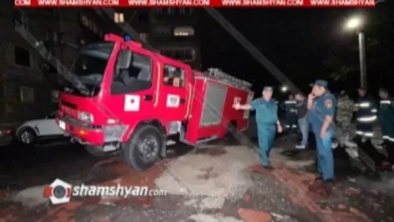 Երևանում կանչով դեպքի վայր մեկնած հրշեջ ավտոմեքենան մասամբ հայտնվել է փոսում. ժամանել են Երևանի փրկարարական վարչության պետն ու տեղակալը