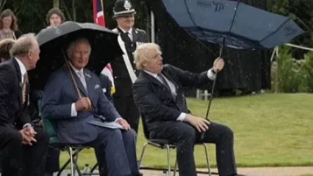 ՏԵՍԱՆՅՈՒԹ․ Ջոնսոնի անձրևանոցը հանդիսավոր արարողության ժամանակ հակառակ կողմ է բացվել