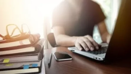 Գյուղապետարաններից մեկի պաշտոնյան համաձայնվել է մերկանալ ու պարել տեսախցիկի առաջ