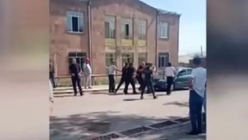 Զոլաքար համայնքում լարված իրավիճակ է․ ոստիկանները բերման են ենթարկում համայնքապետարանի աշխատակիցներին