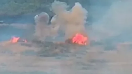 ՏԵՍԱՆՅՈՒԹ. Ադրբեջանցի զինծառայողները հրդեհում են հայ-ադրբեջանական սահմանի չեզոք գոտու խոտածածկ տարածքները