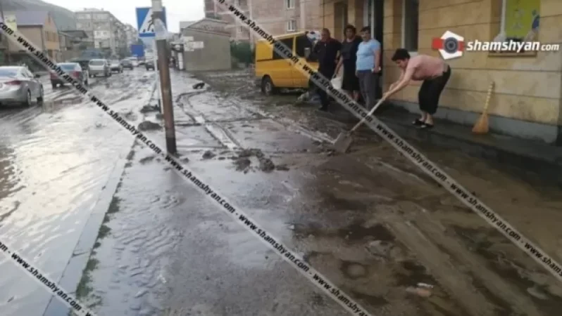Վանաձորում անձրևաջրերը ողողել են բազմաթիվ շենքերի, առաձնատների նկուղներ, ճանապարհները լցվել են քարերով