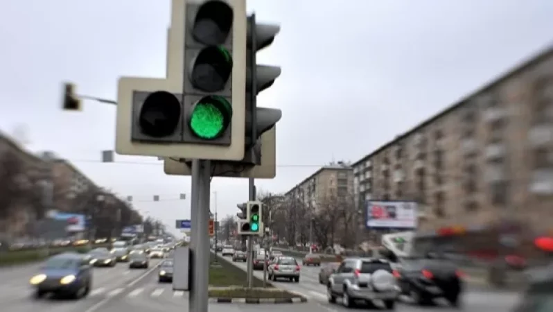 Աճառյան-Բաբաջանյան խաչմերուկում, մինչ այսօր գործել է ինքնաշենի, անհայտ ծագման լուսացույցների կառավարման վահանակ, որը խափանվել է