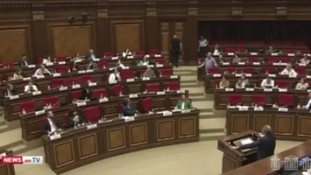 ՏԵՍԱՆՅՈՒԹ. «Էստեղ գոռալու տեղ չի». Ալեն Սիմոնյանը հունից դուրս եկավ, Գեղամ Նազարյանը լքեց նիստերի դահլիճը