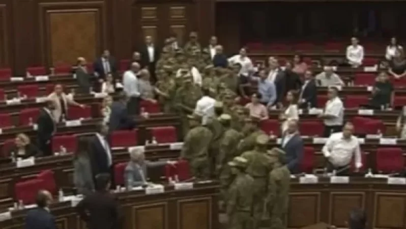 Զինվորական համազգեստով անվտանգության աշխատակիցները մուտք գործեցին ԱԺ դահլիճ. լարված իրավիճակ