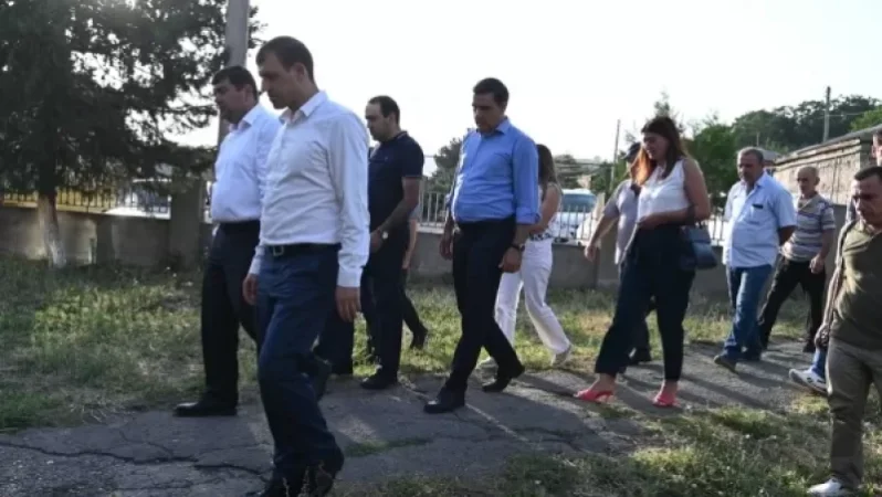 Թաթոյանն այցելել է Սյունիք գյուղ․ բնակիչներն իրենց հողատարածքների խնդիրն են բարձրաձայնել