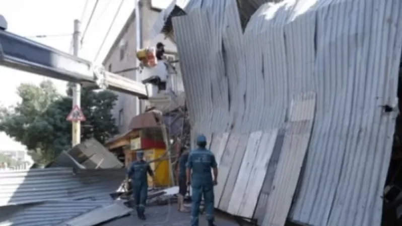 Վնասներ Երևանի տարբեր վարչական շրջաններում՝ քամու հետևանքով