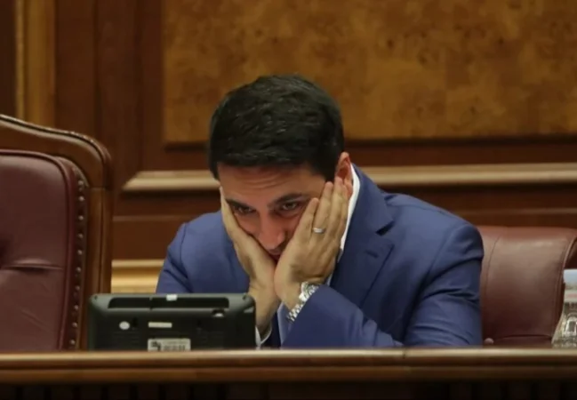 Ալեն Սիմոնյանը հայտնել է` ում է 2.2 միլիոն դրամանոց թսբեհ նվիրել