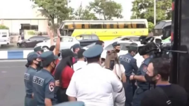 Ոստիկանները բերման ենթարկեցին Գագիկ Ծառուկյանի աջակիցներին