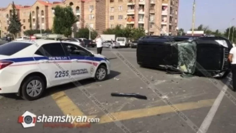 Գյումրիում բախվել են Mercedes-ն ու Prado-ն․ վերջինը կողաշրջվել է