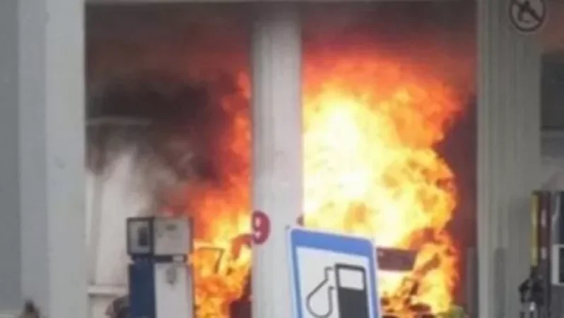 Երևանում «Opel Astra G»-ն բախվել է բենզալցակայանի լիցքավորման ապարատին և բռնկվել