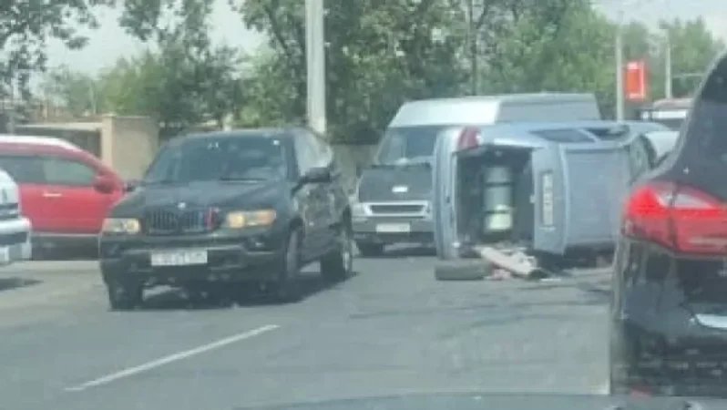 Երևանում բախվել են Mitsubishi-ն ու Opel-ը․ Opel-ը գլխիվայր շրջվել է