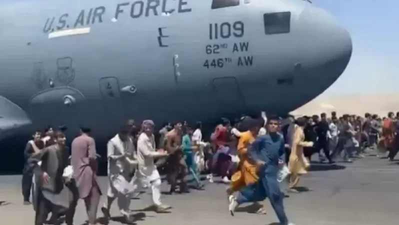 Զինվորականները արցունքաբեր գազ են կիրառել Քաբուլի օդանավակայանում կուտակված ամբոխը ցրելու համար