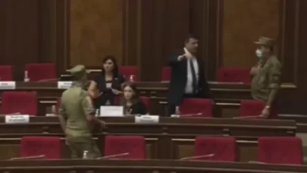 Ազգային ժողովում իրավիճակը կրկին լարվեց, անվտանգության աշխատակիցները մտան դահլիճ. տեսանյութ