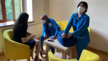 Շտապօգնության աշխատակիցները առաջին օգնություն են ցուցաբերում  Աննա Մկրտչյանին