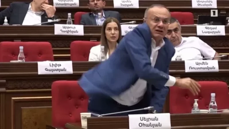 Էմոցիանալ պոռթկում է եղել.․․ավելի մոտ լիներ՝ կարող է մի հատ հայրական ապտակ տայի. Օհանյանը՝ Սարգսյանի վրա շիշ նետելու մասին