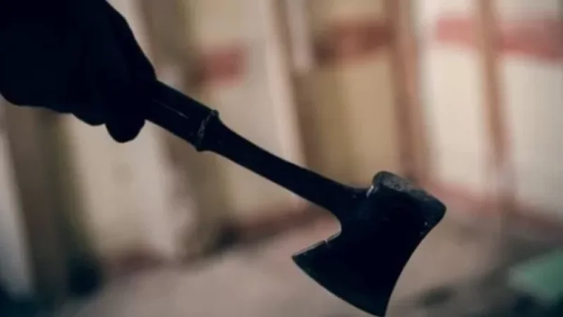 Գյումրու բնակչին կյանքից զրկելու դիտավորությամբ,  կացինը ձեռքին հարձակվել է քաղաքացու վրա․ ՔԿ