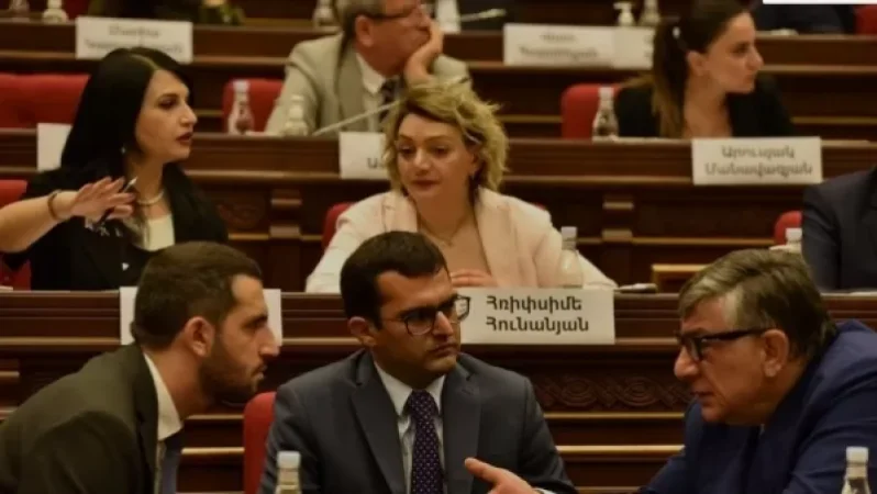 ԱԺ աշխատակազմը կշարունակի ստանալ պարգևավճար՝ աշխատավարձի 30 տոկոսի չափով