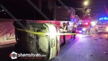 Խոշոր ավտովթար Երևանում. Nissan Tiida-ն բախվել է բազալտե եզրաքարերին և կողաշրջվել