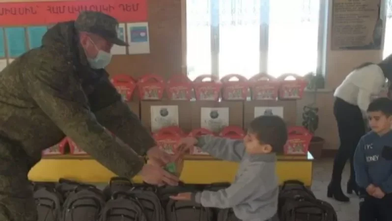 Խաղաղապահները Արցախցի դպրոցականներին սեպտեմբերի 1-ին ընդառաջ նվերներ են հանձնել