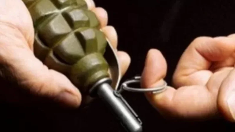 Գրպանից հանել է նռնակի նմանվող առարկա և սպառնացել, որ եթե ոստիկանները մոտենան, իրեն կպայթեցնի