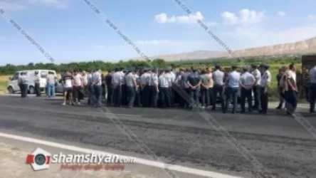 Արարատում խաղողագործները դարձյալ փակել են ճանապարհը