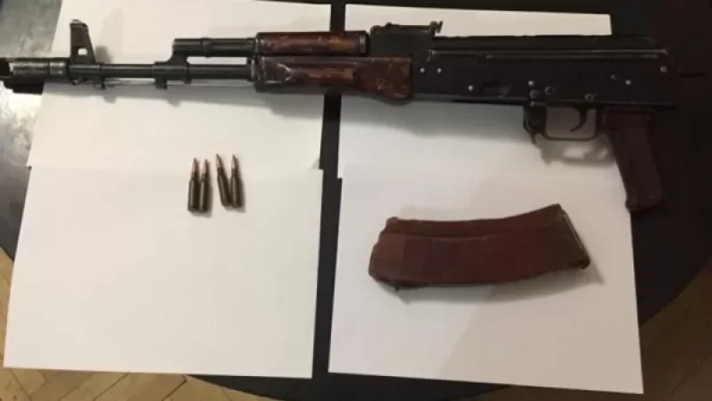 Մեքենայի շարժիչը նորոգելու հարցի շուրջ ծագած վիճաբանության ժամանակ կրակել, ապա դանակահարել է 21-ամյա երիտասարդին