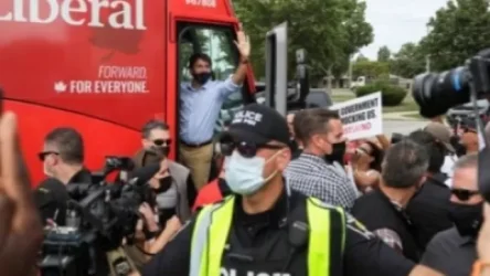 ՏԵՍԱՆՅՈՒԹ. Ցուցարարները Կանադայի վարչապետի վրա քարեր են նետել