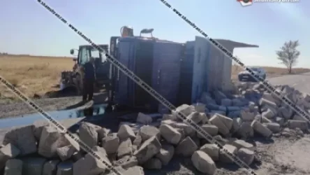 Խոշոր ավտովթար Եղվարդ-Աշտարակ ավտոճանապարհին. քարով բարձված КАМАЗ-ը կողաշրջվել է. shamshyan. com