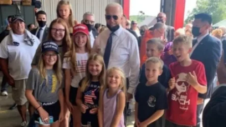 Բայդենը շրջապատված է երեխաներով, որոնց հագին Թրամփի կերպարով շապիկներ են