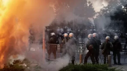 Լարված իրավիճակ Հունաստանում․ 15 000 մարդ բողոքի է դուրս եկել՝ ընդդեմ պարտադիր պատվաստման