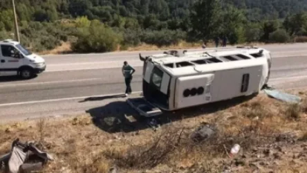 ՏԵՍԱՆՅՈՒԹ․ Թուրքիայում բախվել են զբոսաշրջիկներ և դպրոցականներ տեղափոխող ավտոբուսները․ կա զոհ, մոտ 50 մարդ հոսպիտալացվել է