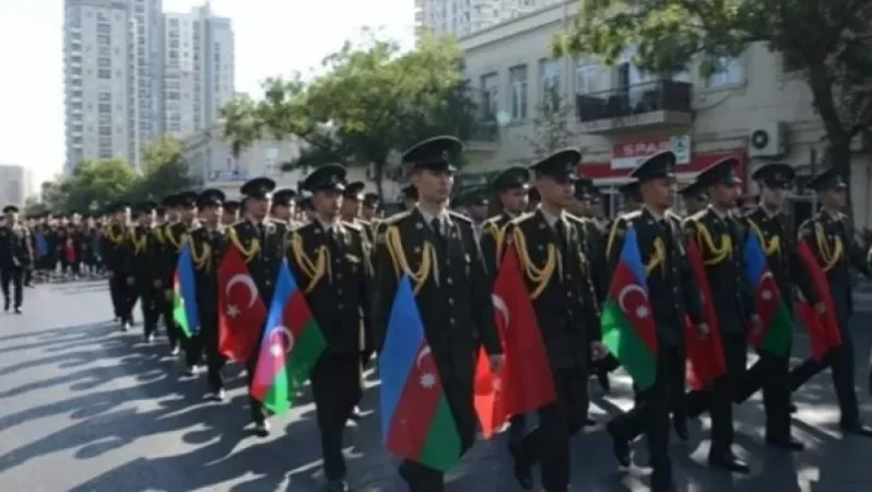 Զինվորները՝ Ադրբեջանի և Թուրքիայի դրոշներով քայլում են Բաքվի փողոցներով