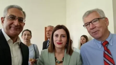 Դիմակ կրելը  պարտադրող նախարարը առանց դիմակ մասնակցել է միջոցառման․ ArmDaily