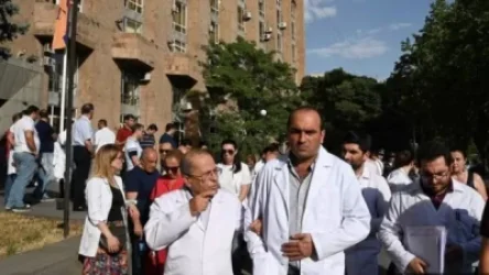 ՏԵՍԱՆՅՈՒԹ․ Բժիշկների ակցիան՝ ի պաշտպանություն Արմեն Չարչյանի․ Գլխավոր դատախազն ընդունել է նրանց