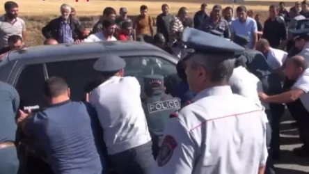 ՏԵՍԱՆՅՈՒԹ. Ոստիկանները հրելով փորձում են մեքենան հեռացնել ճանապարհից. լարված իրավիճակ Գեղամասարում